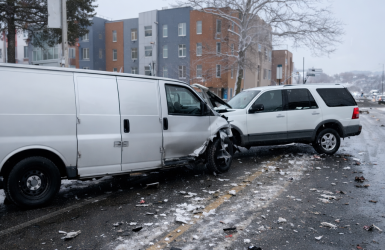 नेवार्कमा आईसले खेद्दा सडक दुर्घटना
